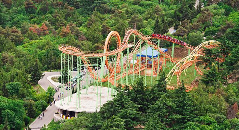 متاتسمیندا، معروف‌ترین شهربازی تفلیس (Mtatsminda Amusement Park)